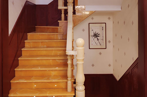 谷城中式别墅室内汉白玉石楼梯的定制安装装饰效果
